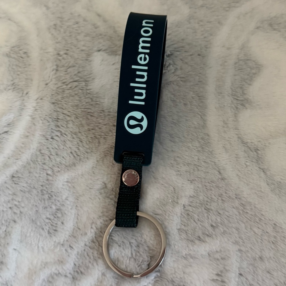 Lululemon: Silicone Keychain with lululemon logo.
Color:Warp Teal,Mint, & silver - Picture 4 of 6